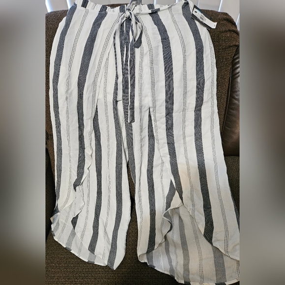 By and By Flowy Linen Capri Like pants - Picture 3 of 8